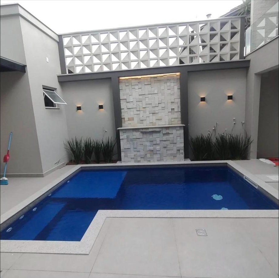 Piscina com iluminação instalada pela F.L.A