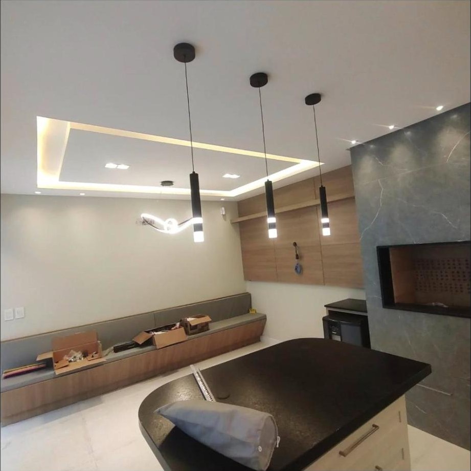 Área gourmet com pendentes e iluminação instalados pela F.L.A