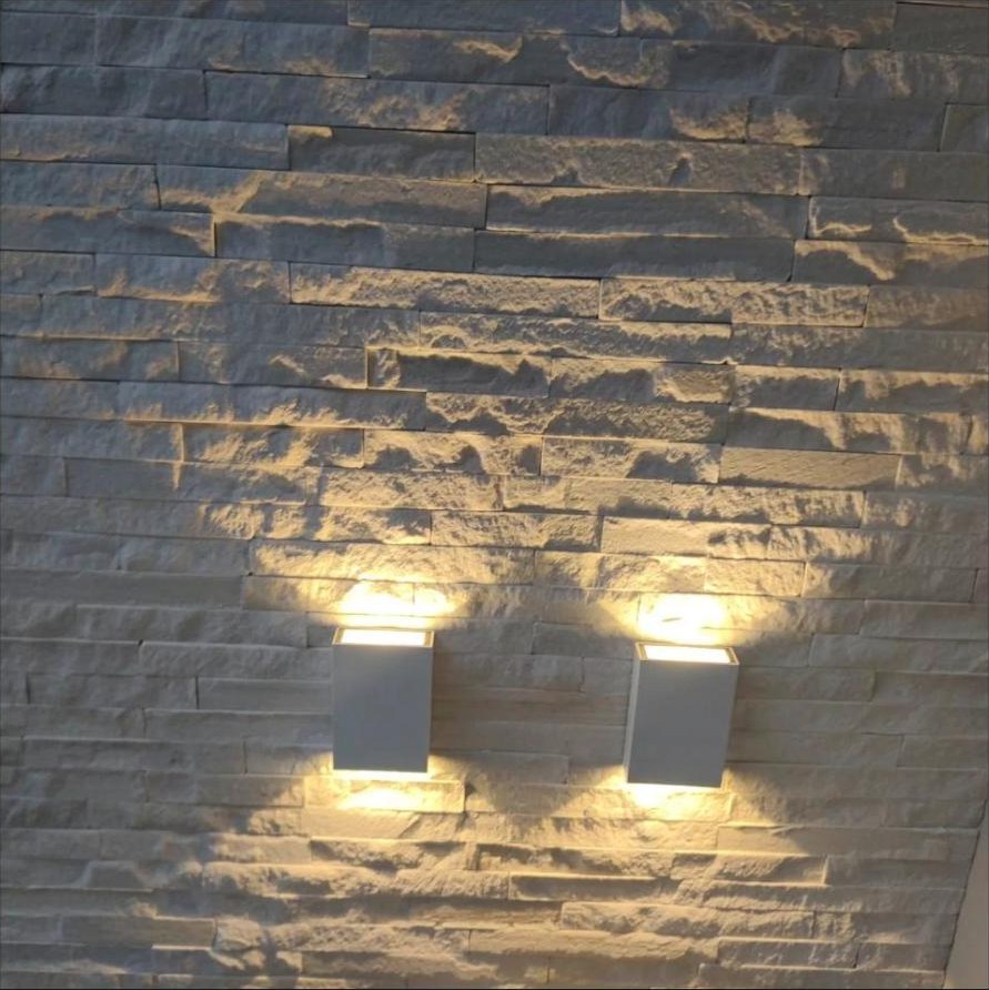 Arandelas iluminando parede de pedra