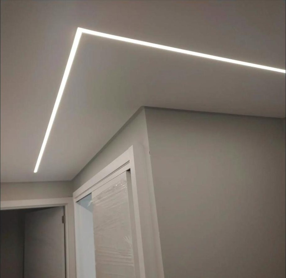 Perfil de LED linear no teto